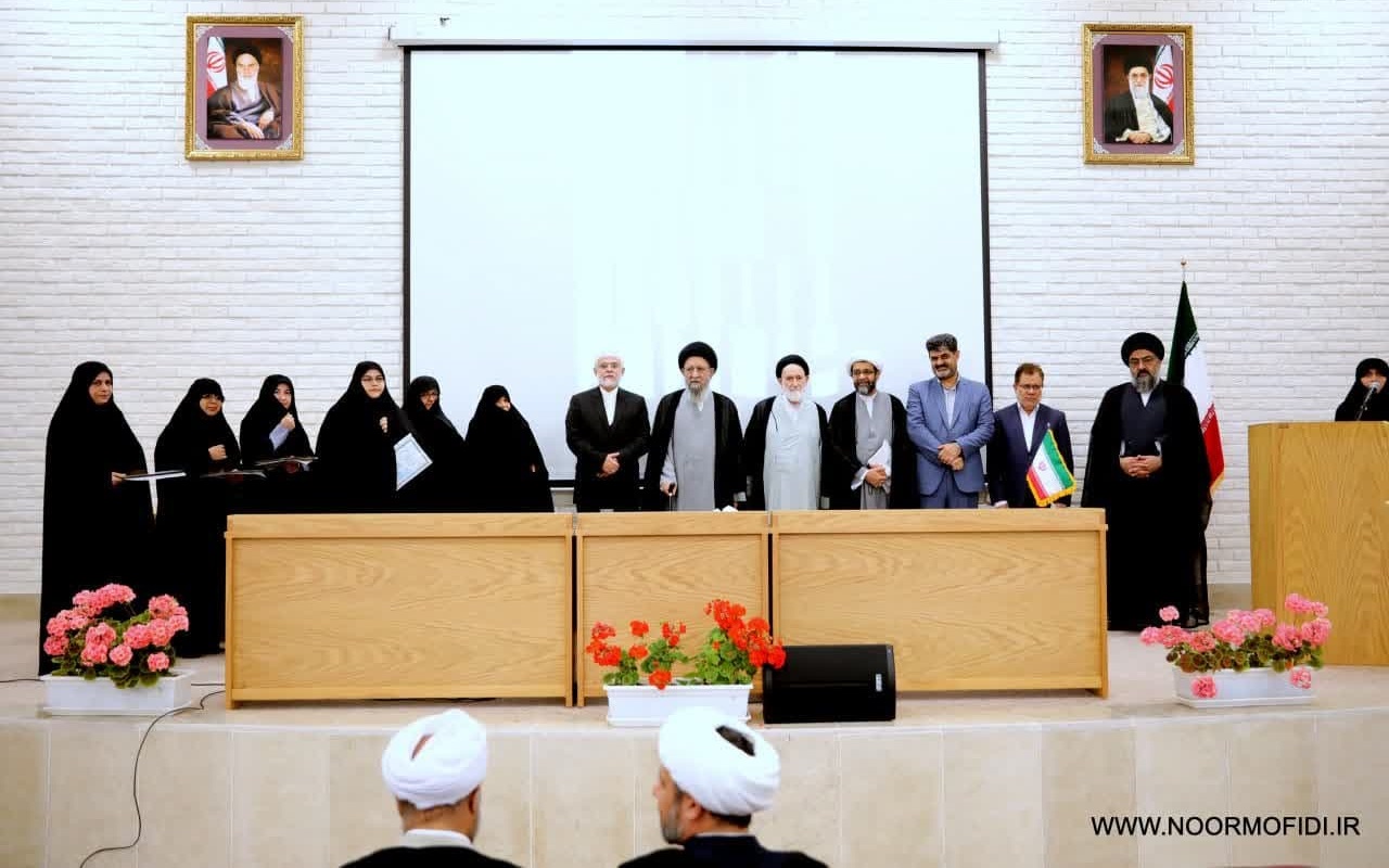 تصویر گزارش گزارش تصویری مراسم اختتامیه همایش ملی (( هویت عصری زنان در آئینه قرآن و حدیث )) در گرگان